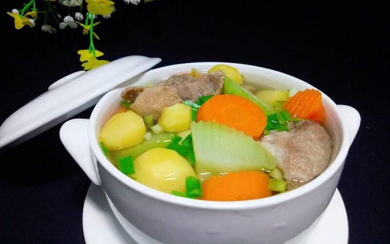 Canh rau củ thịt bò mang đến nhiều chất dinh dưỡng.