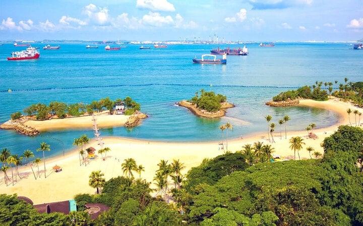 Bãi biển Sentosa thơ mộng với biển xanh, cát vàng.