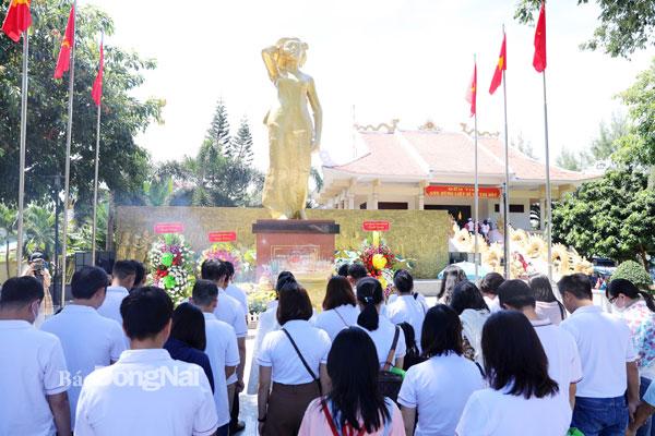 Đoàn cán bộ, biên tập viên, phóng viên, nhân viên Báo Đồng Nai viếng tượng đài anh hùng Võ Thị Sáu (thuộc xã Phước Long Thọ, H.Đất Đỏ, tỉnh Bà Rịa - Vũng Tàu). Ảnh: Huy Anh