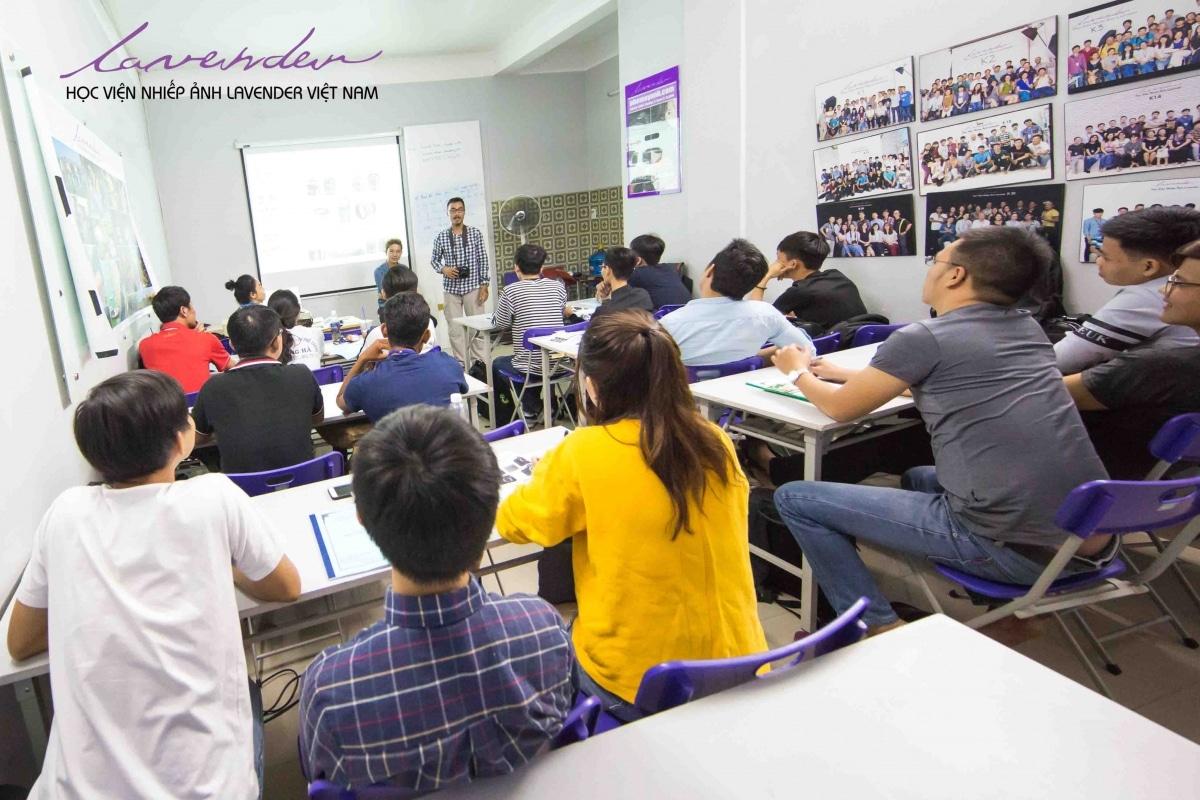 Khung cảnh lớp học tại Học viện Lavender