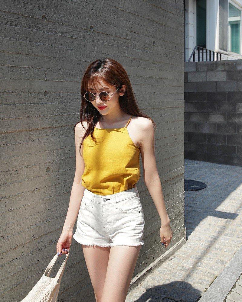 Áo hai dây kết hợp với quần jeans short là outfit đi biển lý tưởng